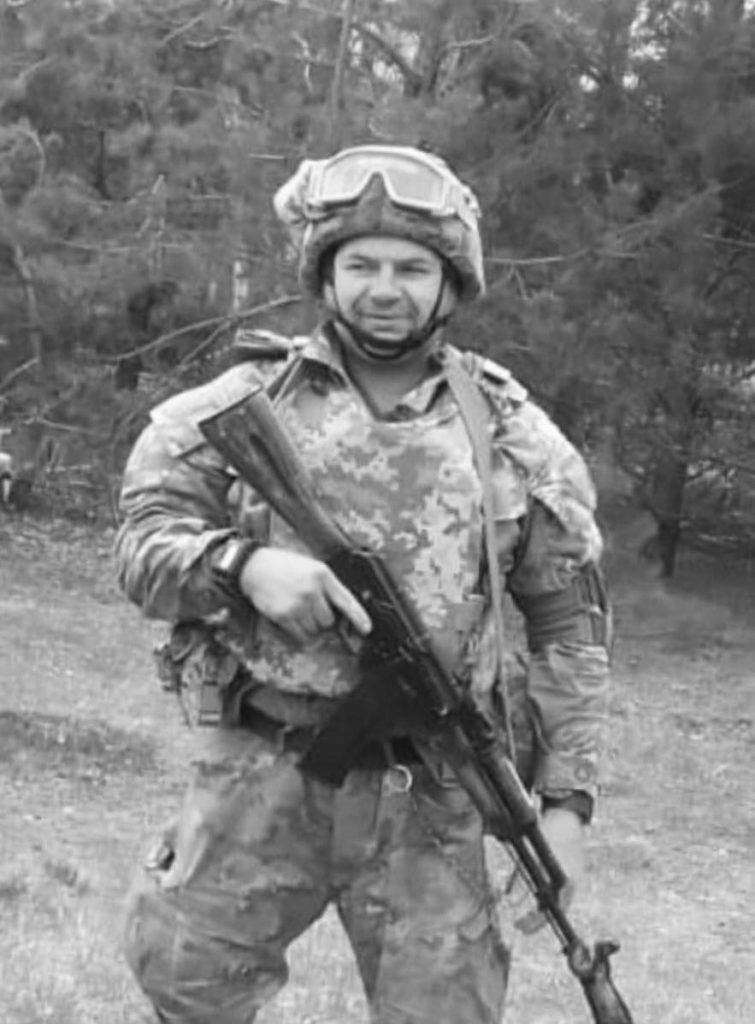 В Умані спустили державний прапор на знак загиблого