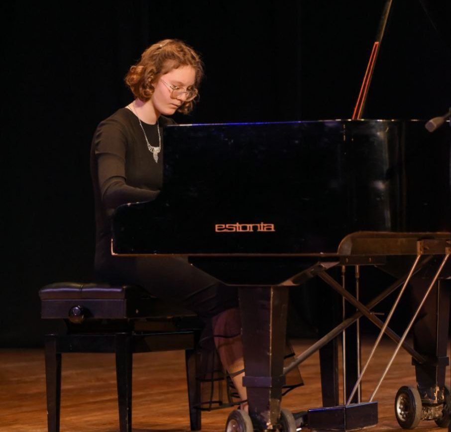 дівчина з фортепіано