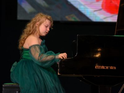 дівчина за фортепіано