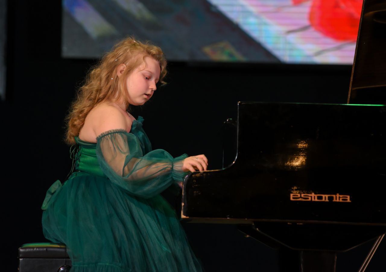 дівчина за фортепіано