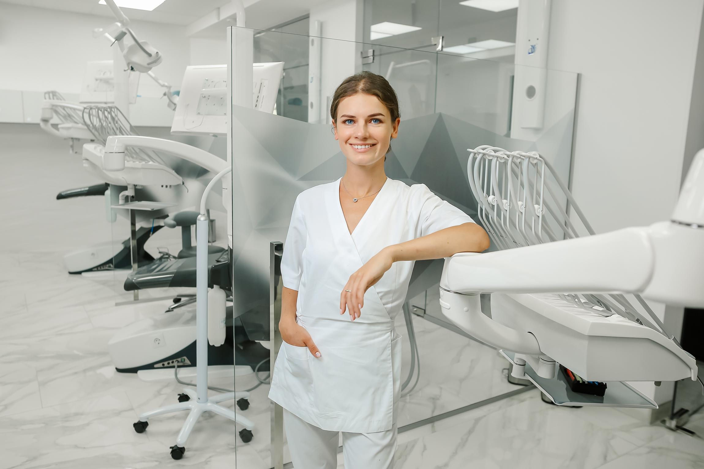 Лікарка у стоматології Crystal