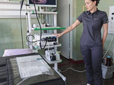 Лікарка біля пристрою