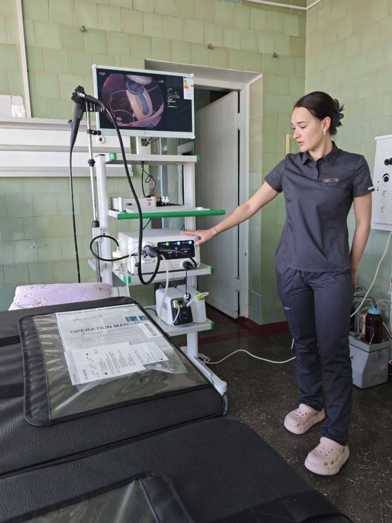 Лікарка біля пристрою