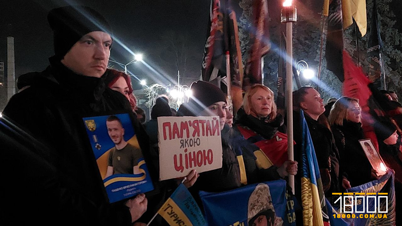 Напис на картонці "Пам'ятай, якою ціною"