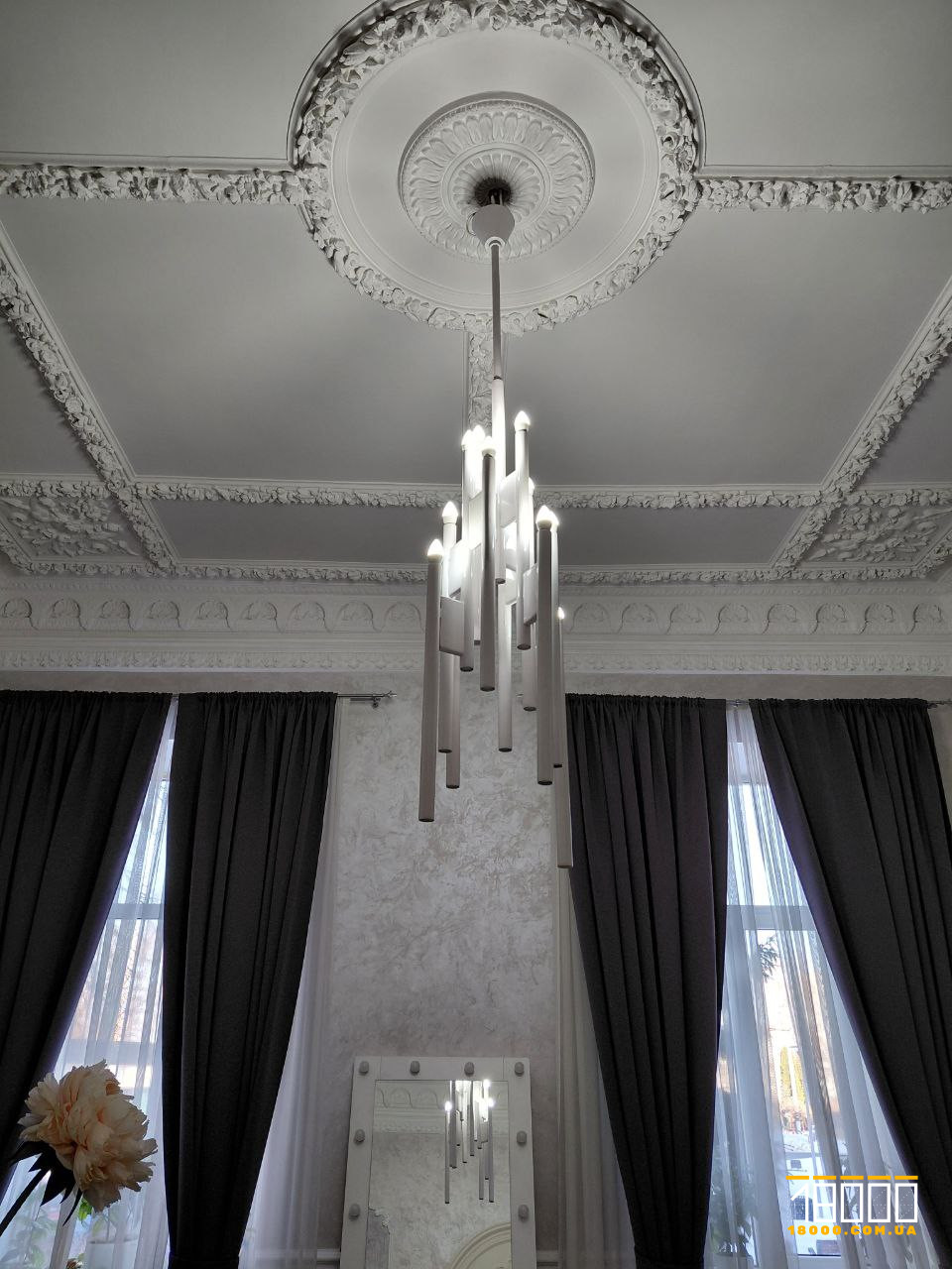 Люстра в малому залі