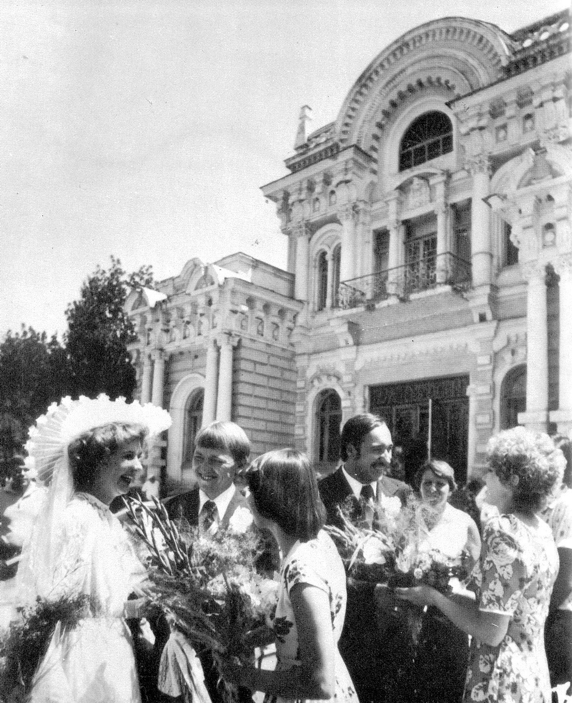 Наречені біля Палацу щастя в Черкасах