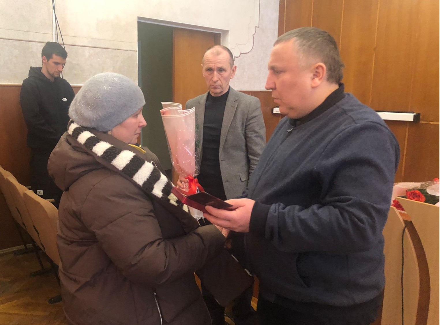 передають нагороду жінці