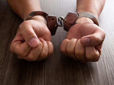 Руки в наручниках
