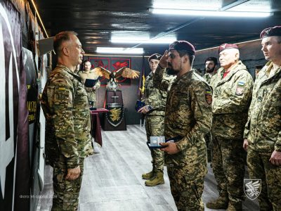 Сирський вручає нагороду