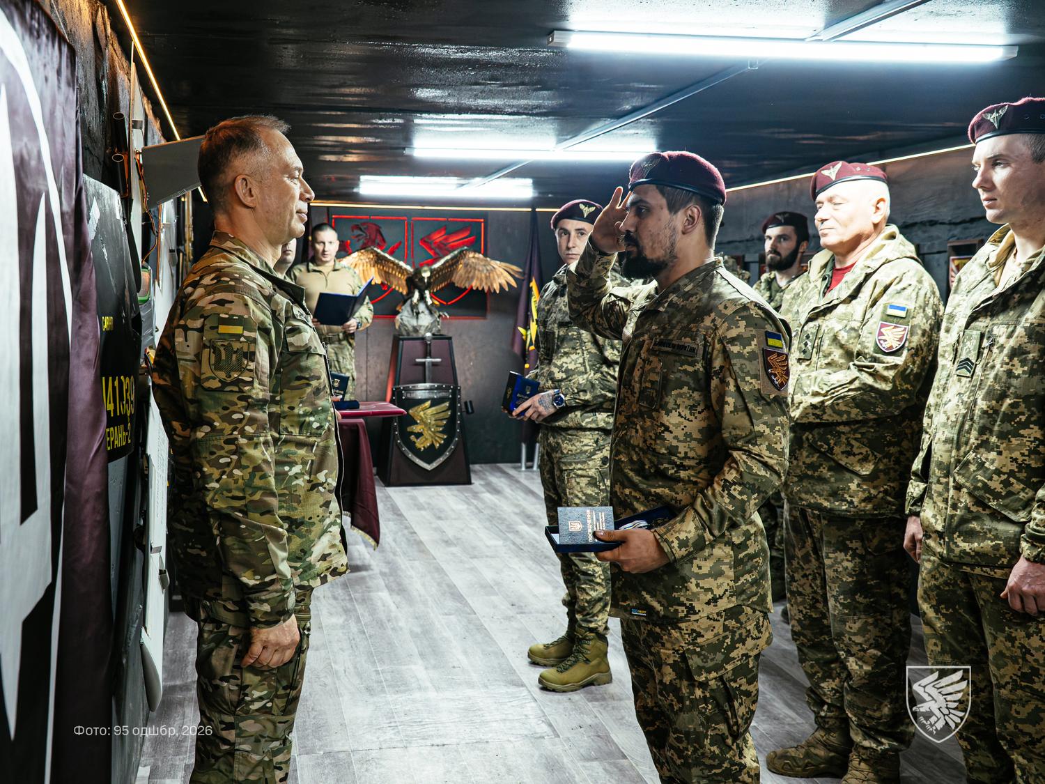 Сирський вручив «Срібний хрест» десантнику з Черкас (ФОТО)