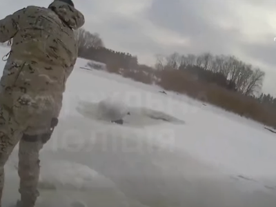 патрульний пробиває кригу