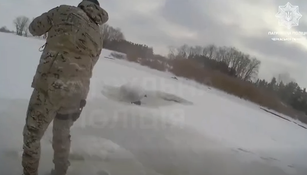 патрульний пробиває кригу