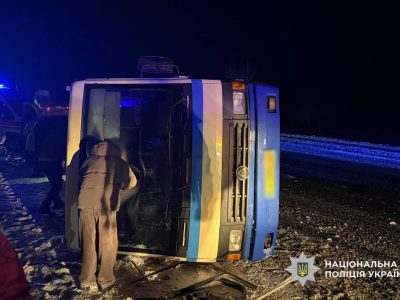 перекинувся автобус