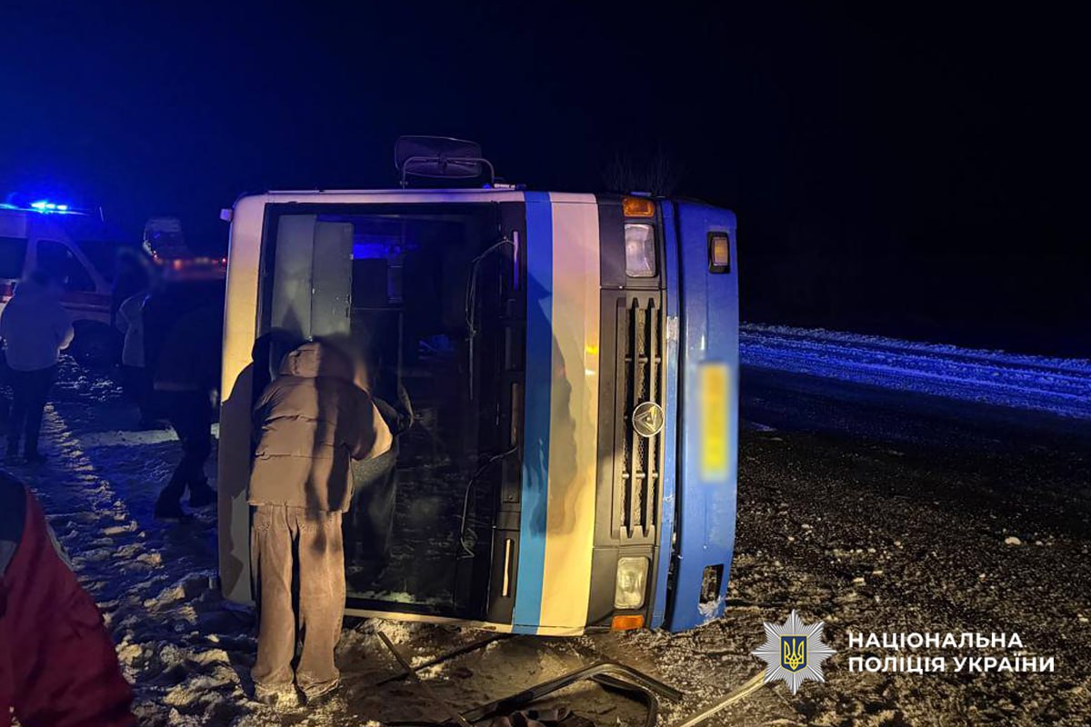 перекинувся автобус