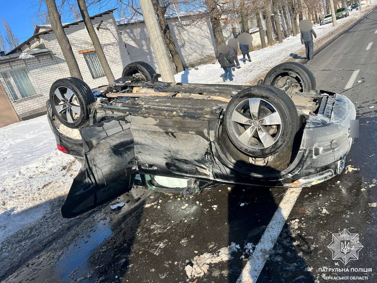 Перекинулася на дах: у Черкасах дві автівки не поділили вулицю (ФОТО)