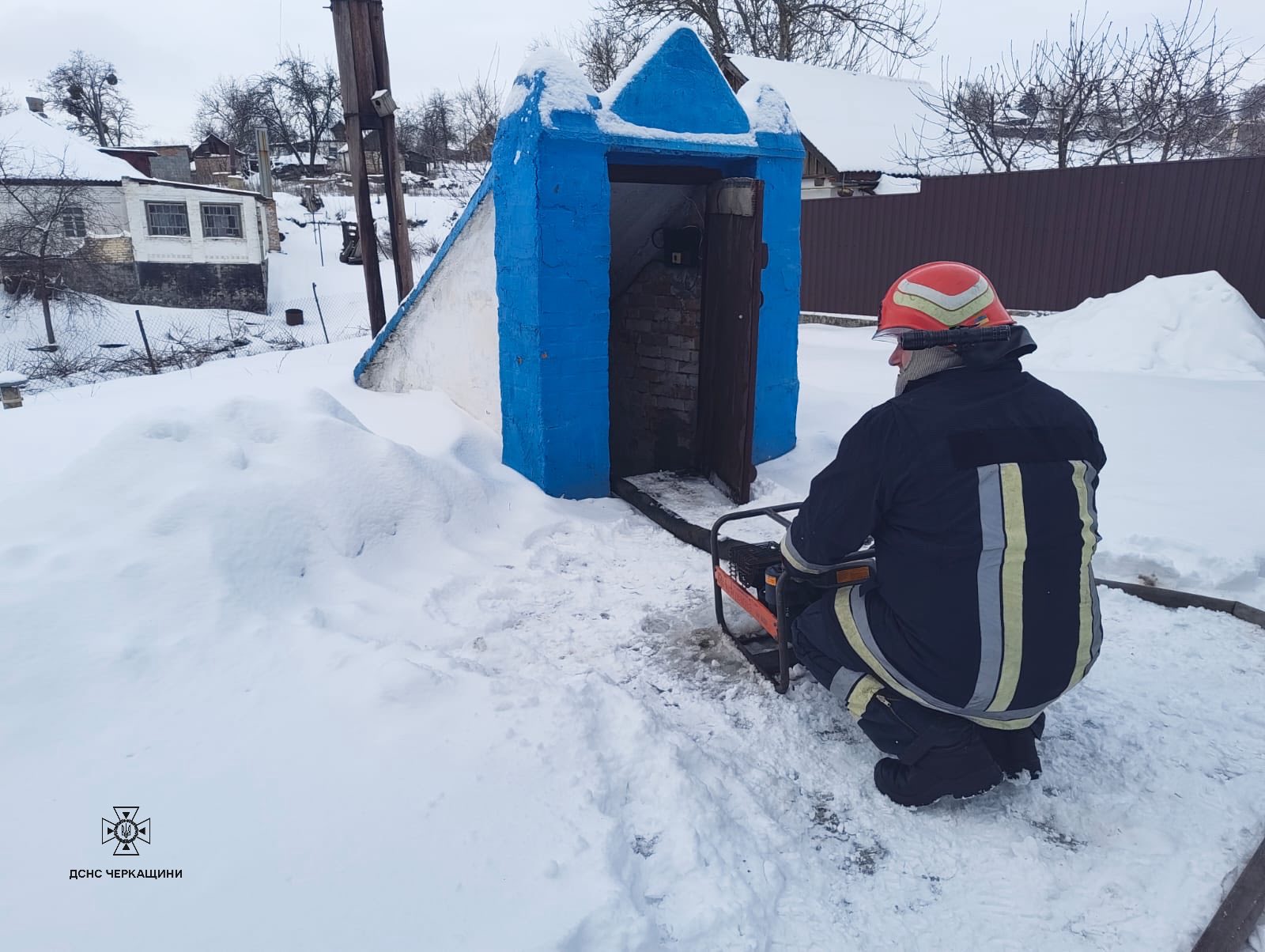 відкачують воду