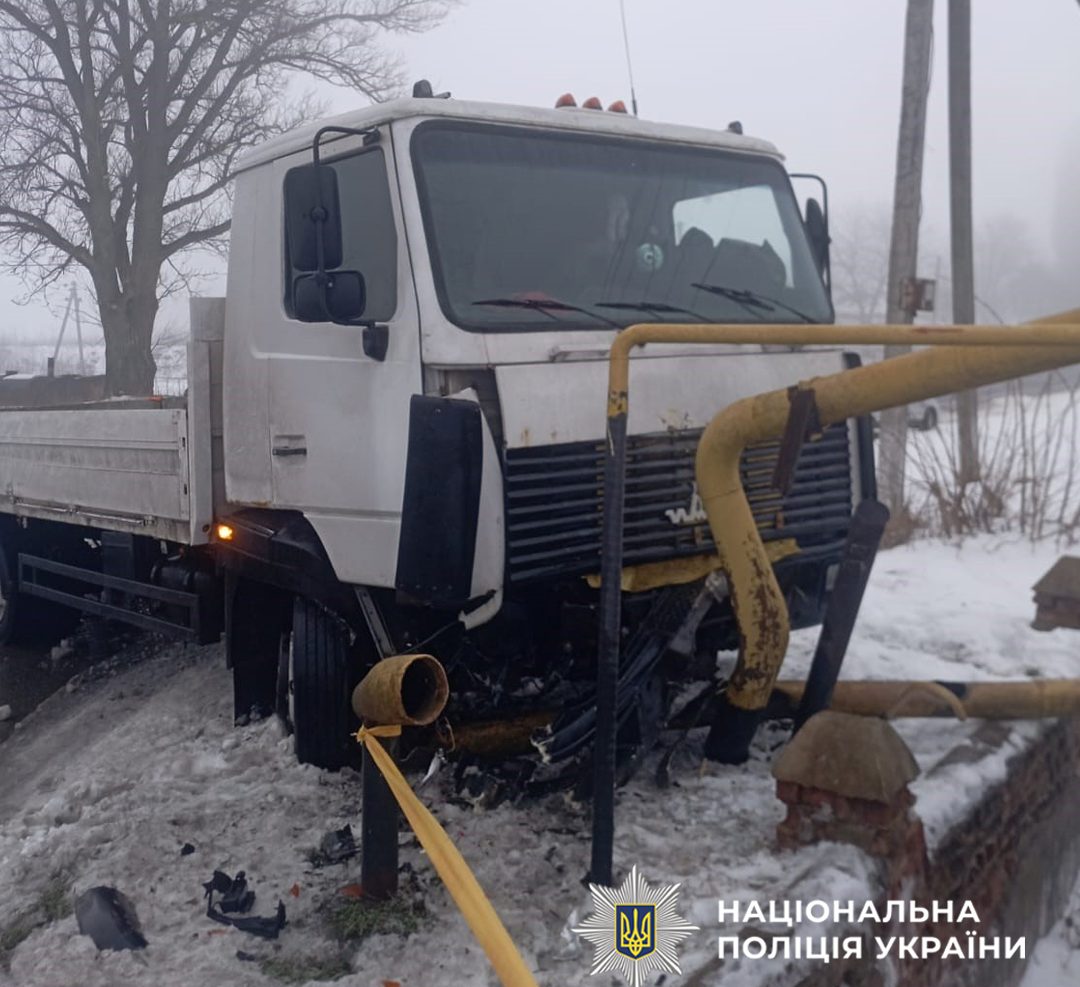 На Звенигородщині унаслідок аварії вантажівка пошкодила газопровід (ФОТО)