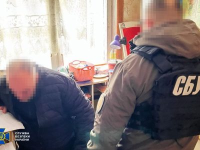 чоловік підписує документи