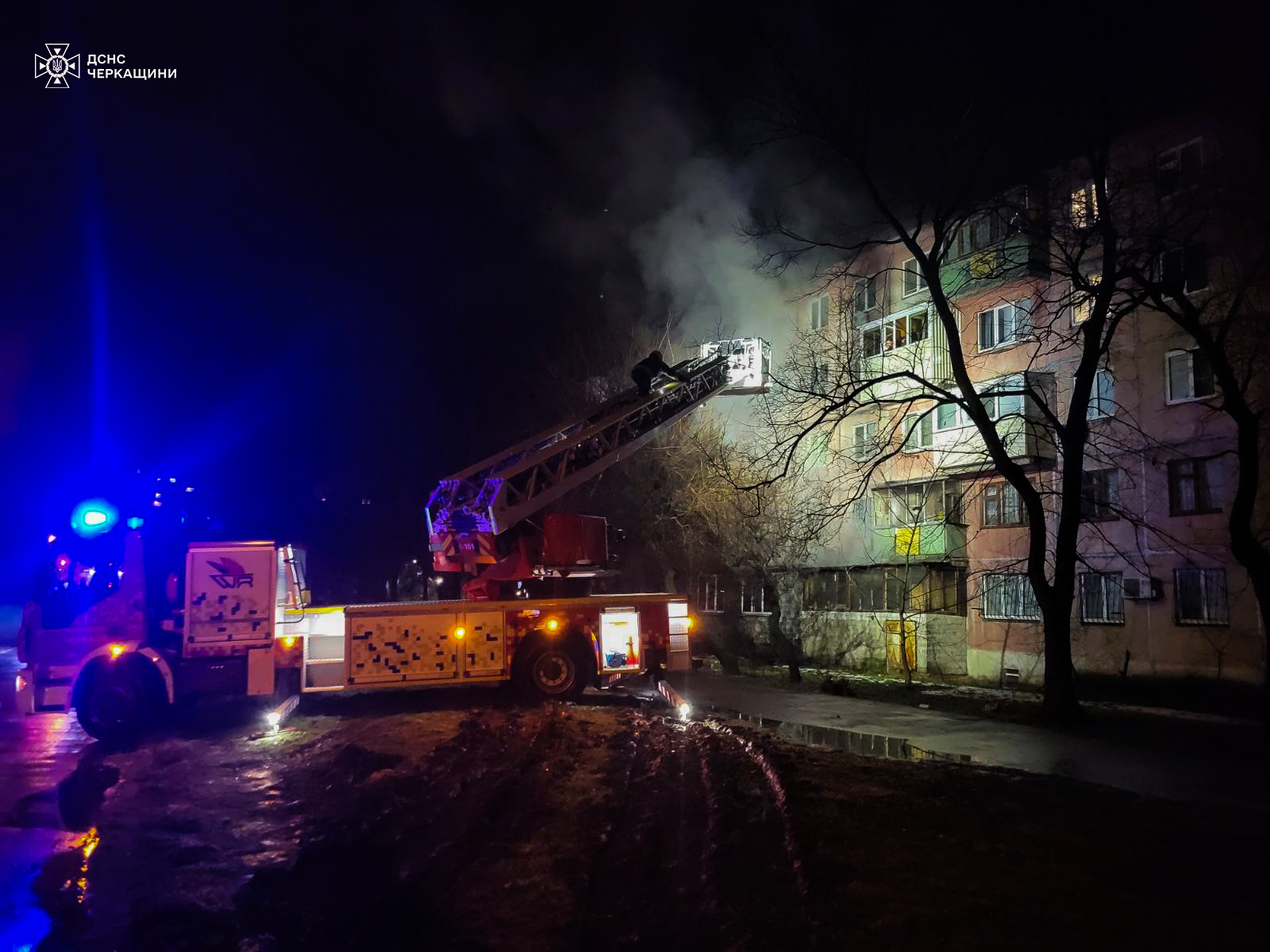 Врятували 14 людей: у Черкасах горіла п’ятиповерхівка (ФОТО)