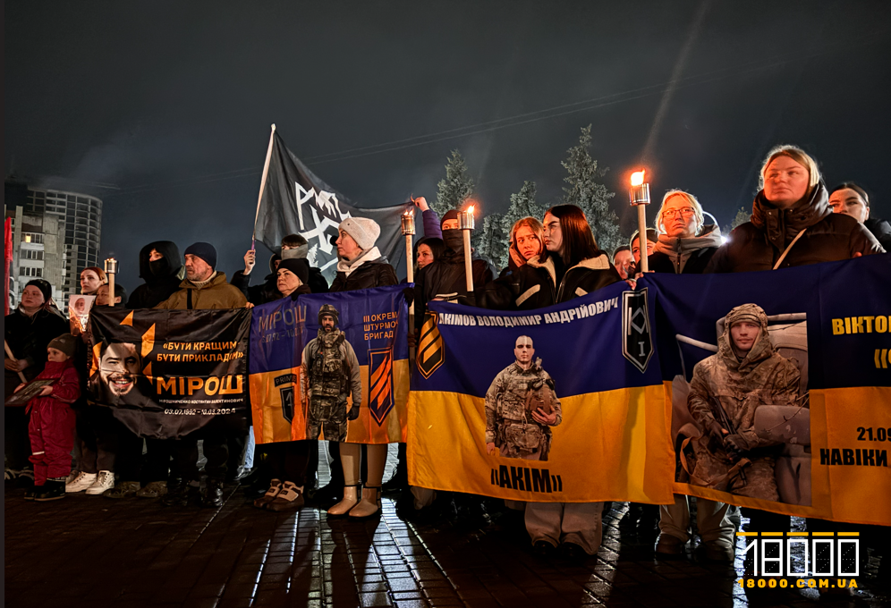 Люди утворили коло на площі Слави