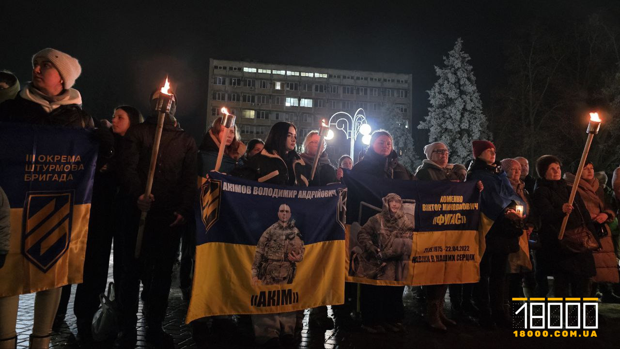 Рідні тримають прапор зі світлиною загиблого воїна