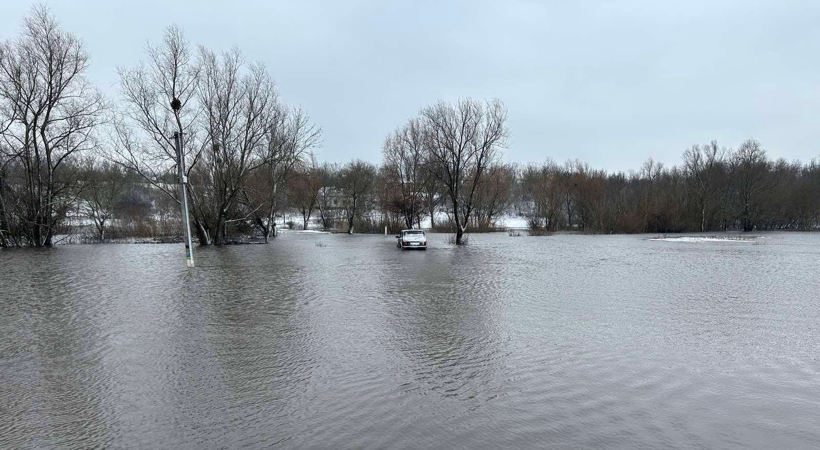 На Черкащині річка вийшла з берегів і затопила дорогу (ФОТО)