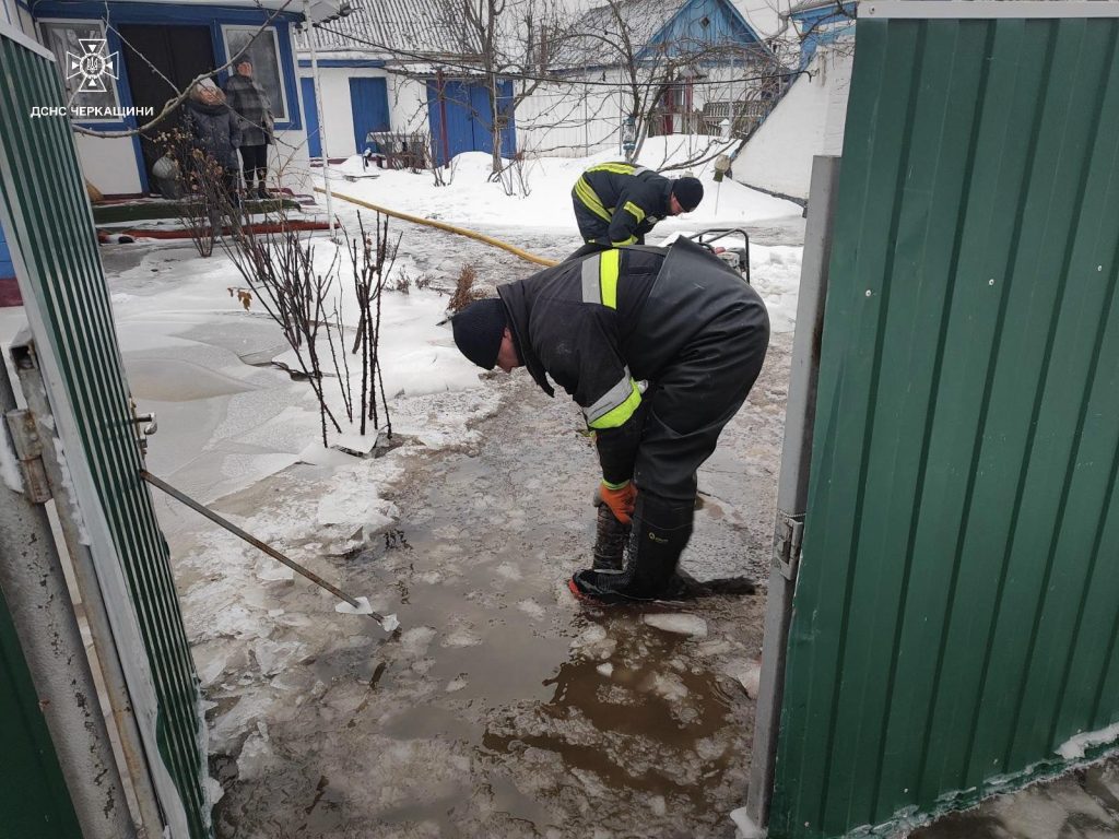 рятувальники працюють у приватних домоволодіннях