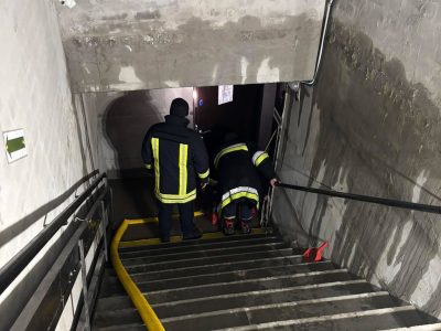 рятувальники у підвалі