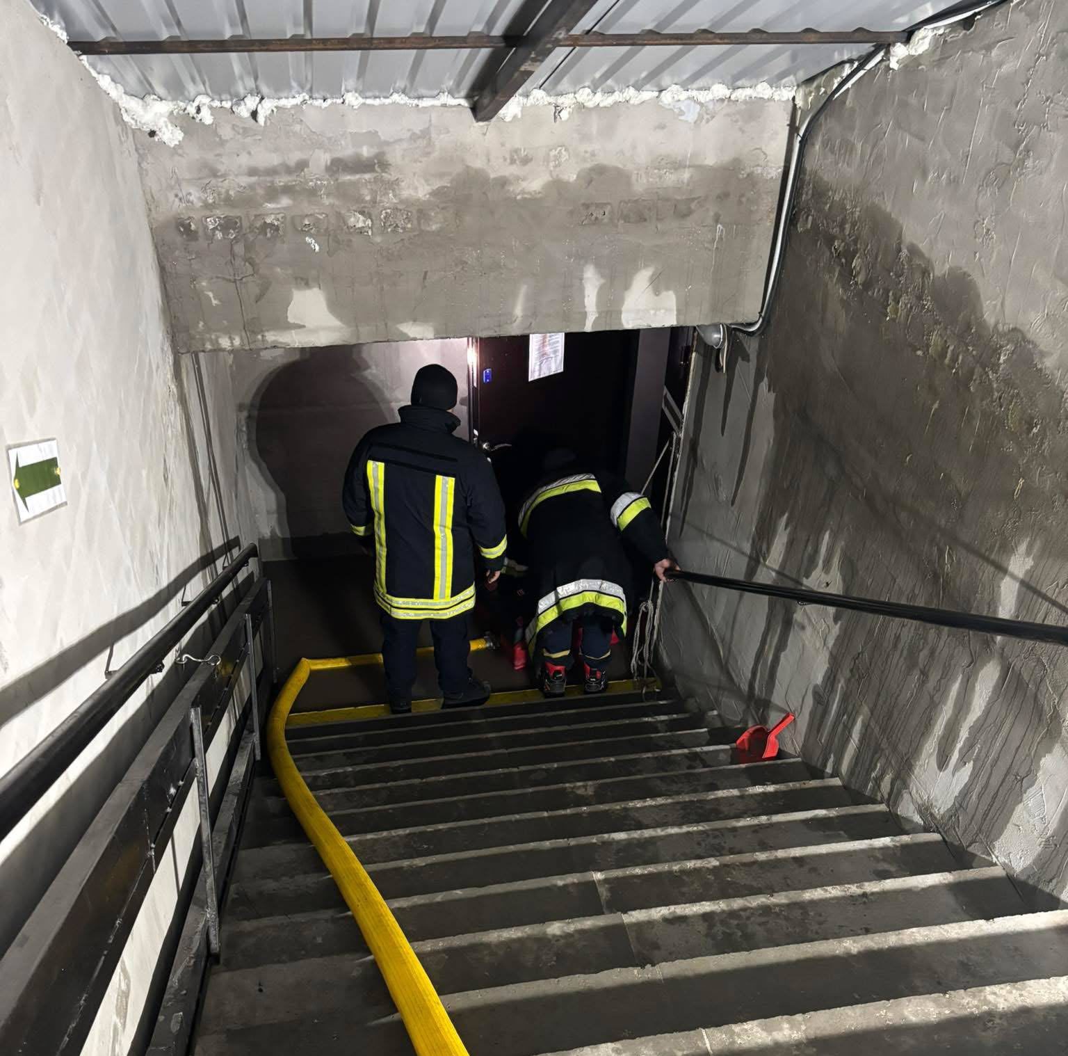 рятувальники у підвалі