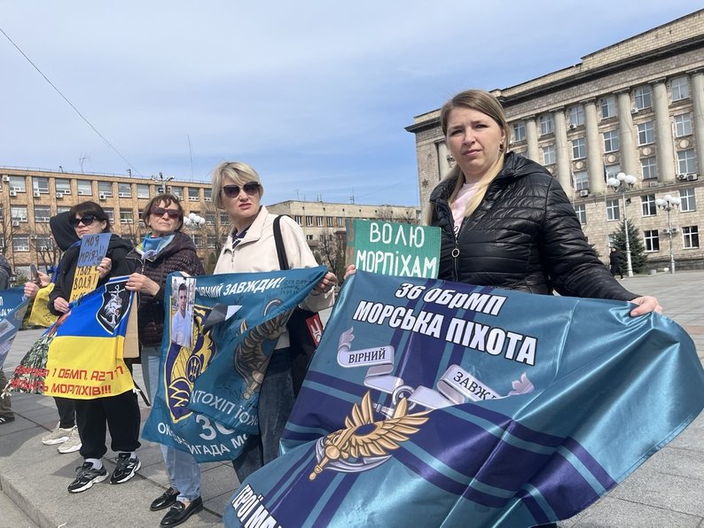 Люди з плакатами