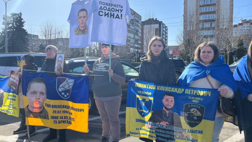 Жінка із футболкою