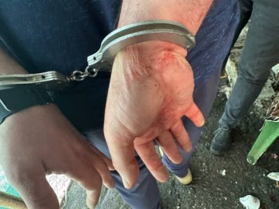 Наручники на підозрюваному