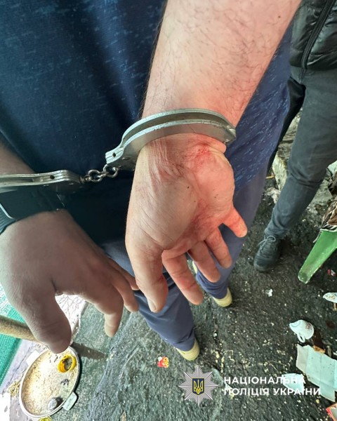 Наручники на підозрюваному