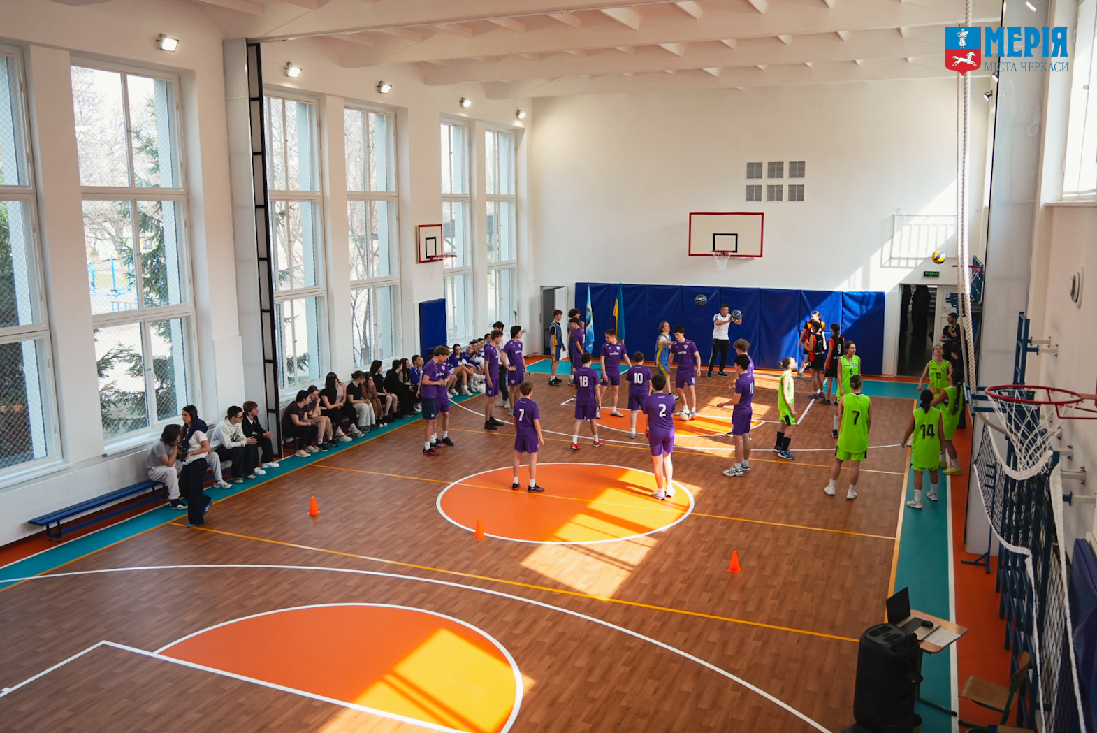 грають у баскетбол 