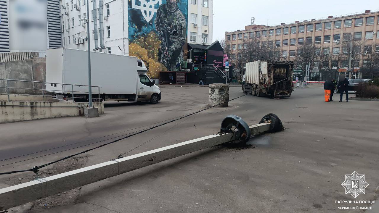 Вантажівка збила електроопору поблизу торгового центру у Черкасах (ФОТО)