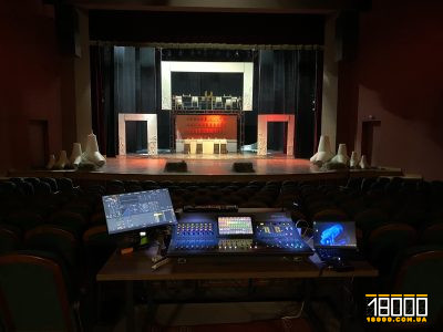 Сцена у черкаському драмтеатрі