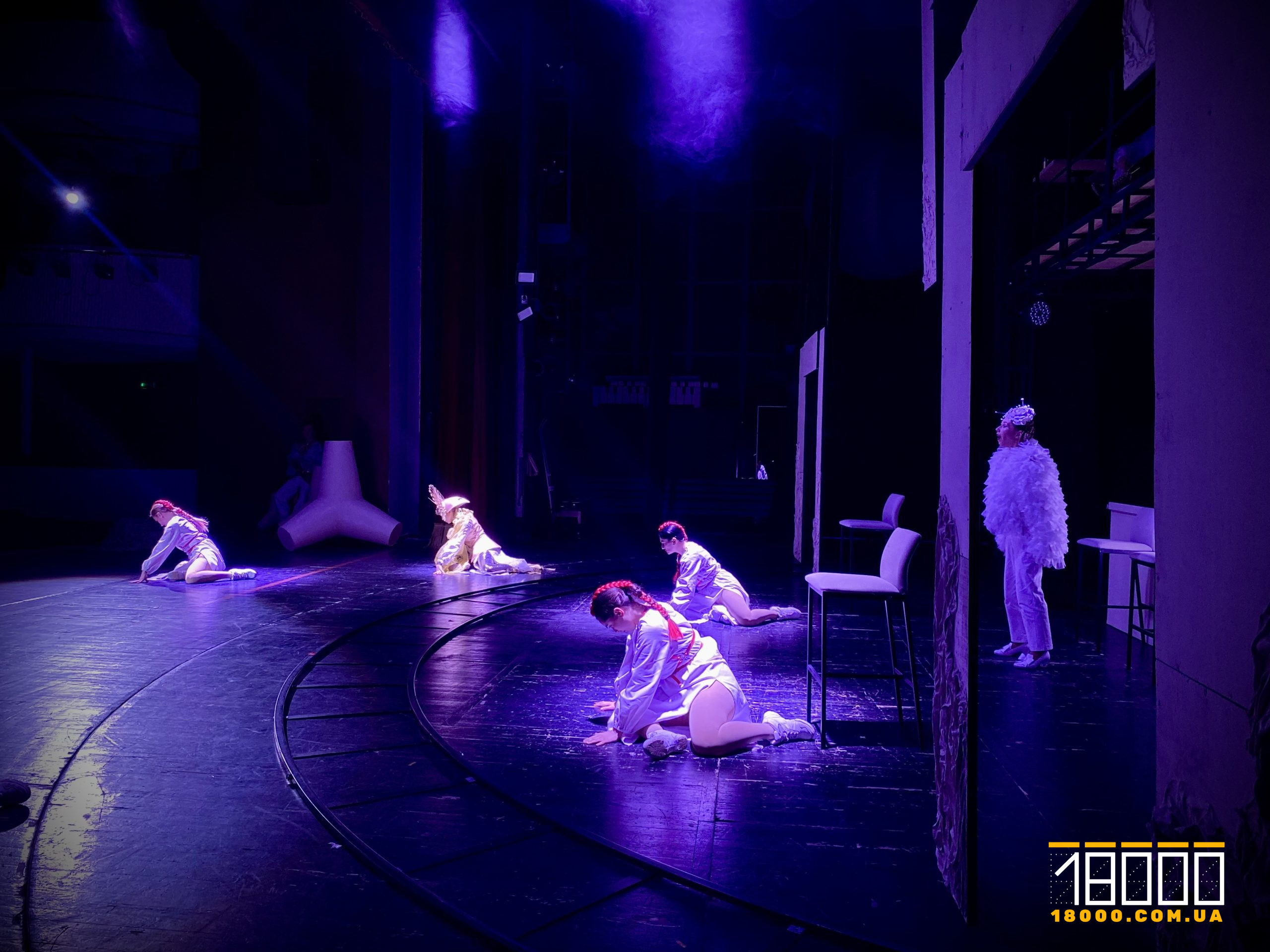 танець на сцені