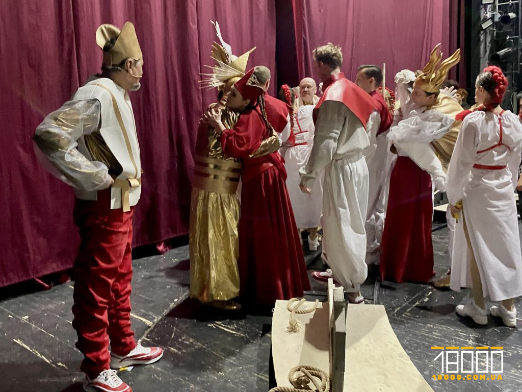 люди обіймається