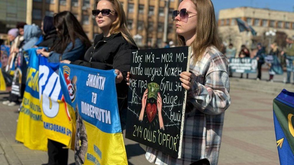 Люди з плкатами