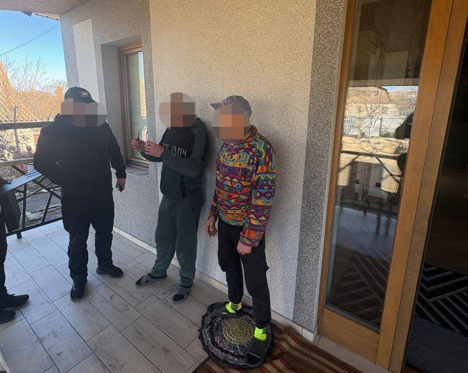 на порозі будинку