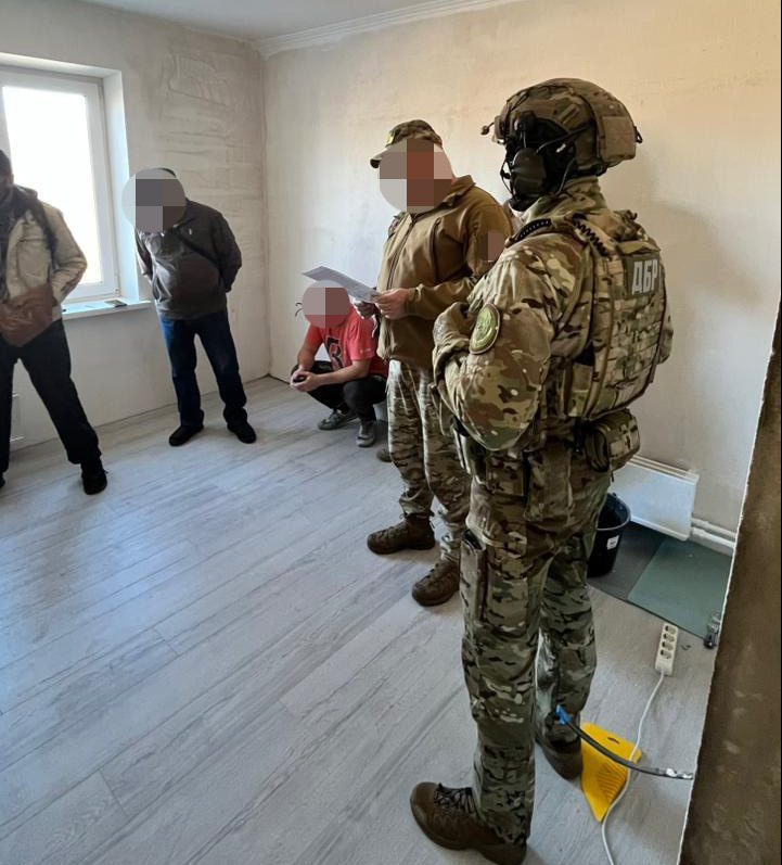 затримують людей у кімнаті