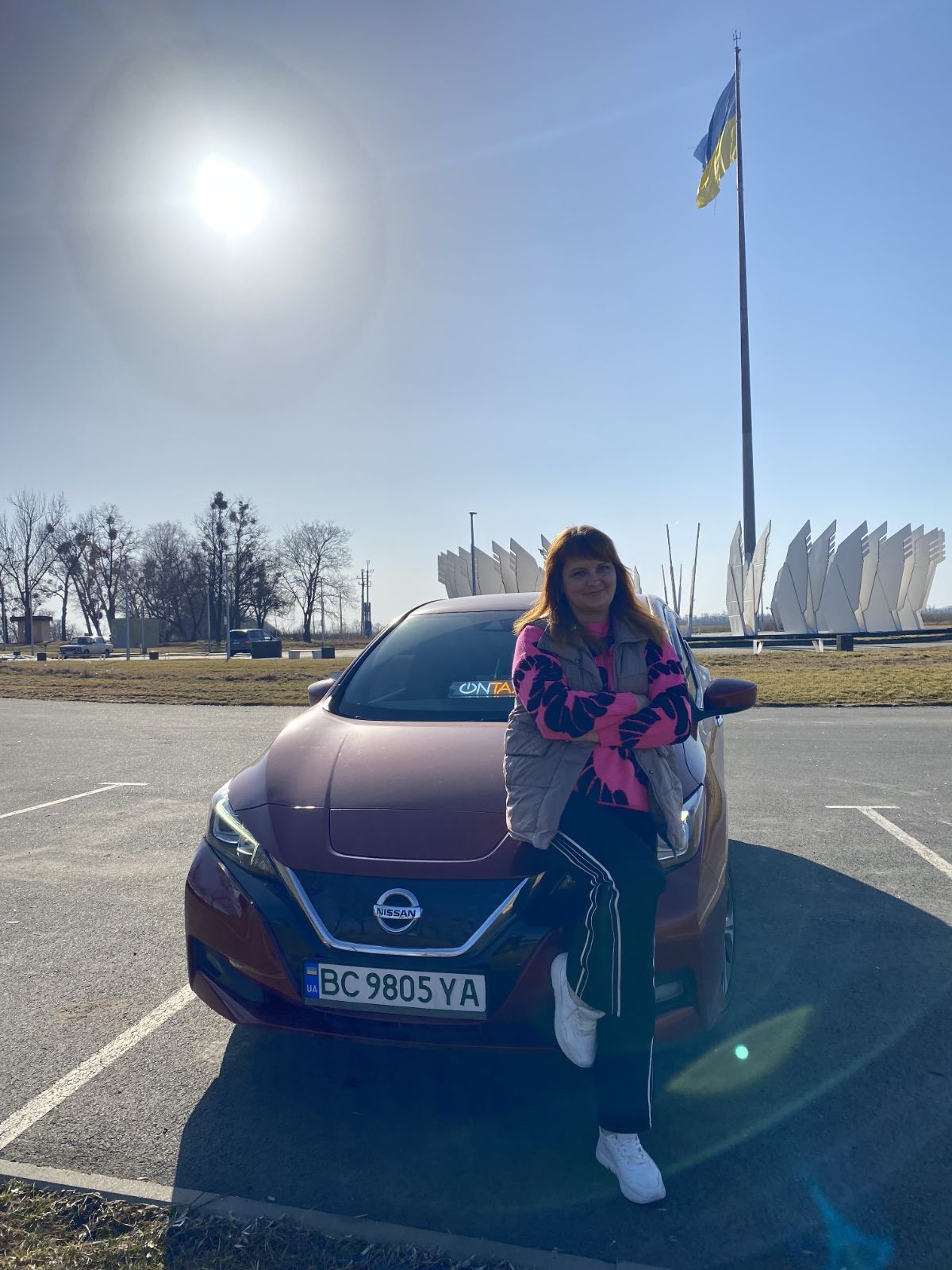 Ліда коло авто