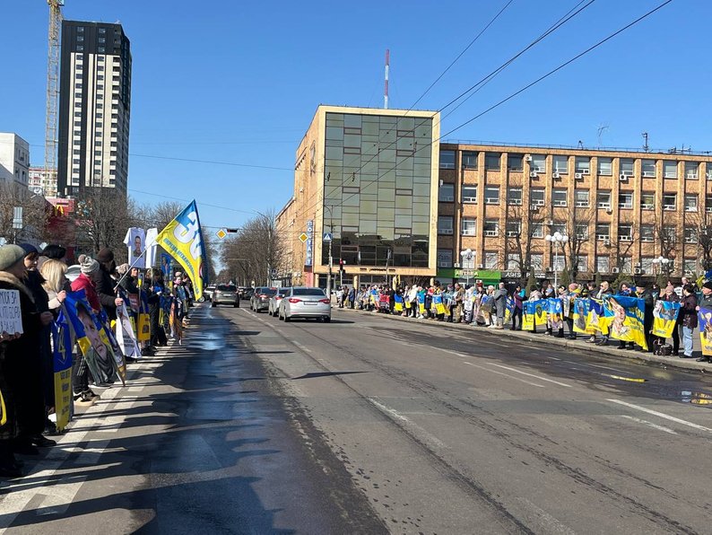 Люди на мирній акції