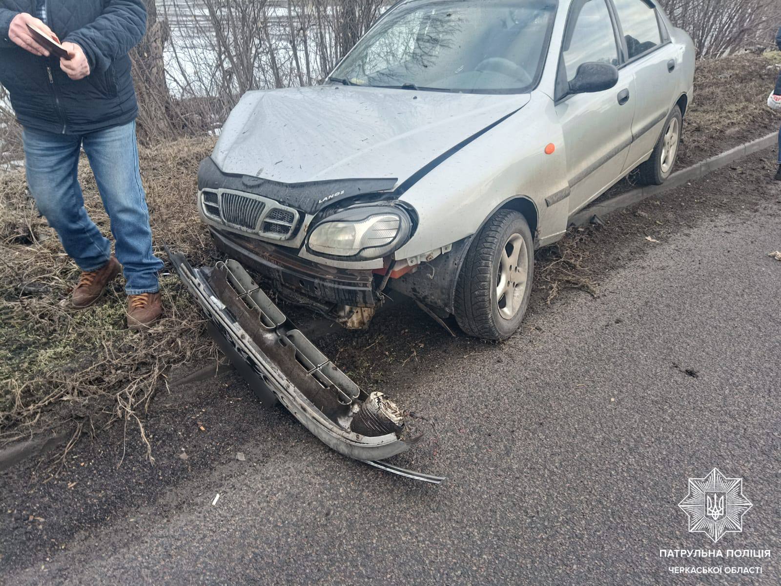 У Черкасах водій «Daewoo» наїхав на бордюрний камінь та електроопору (ФОТО)