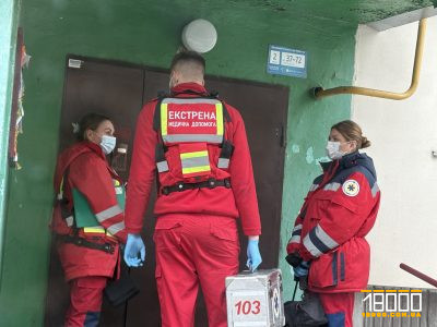 Мидики біля під'їзду