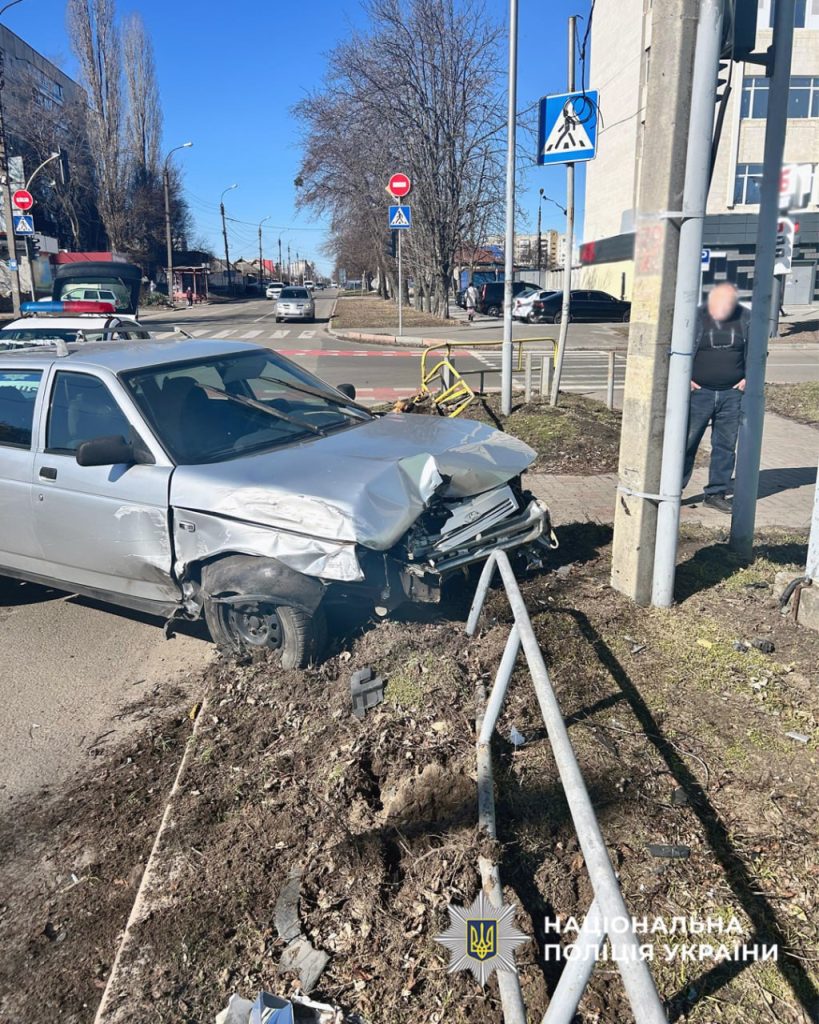 автівка у огорожі