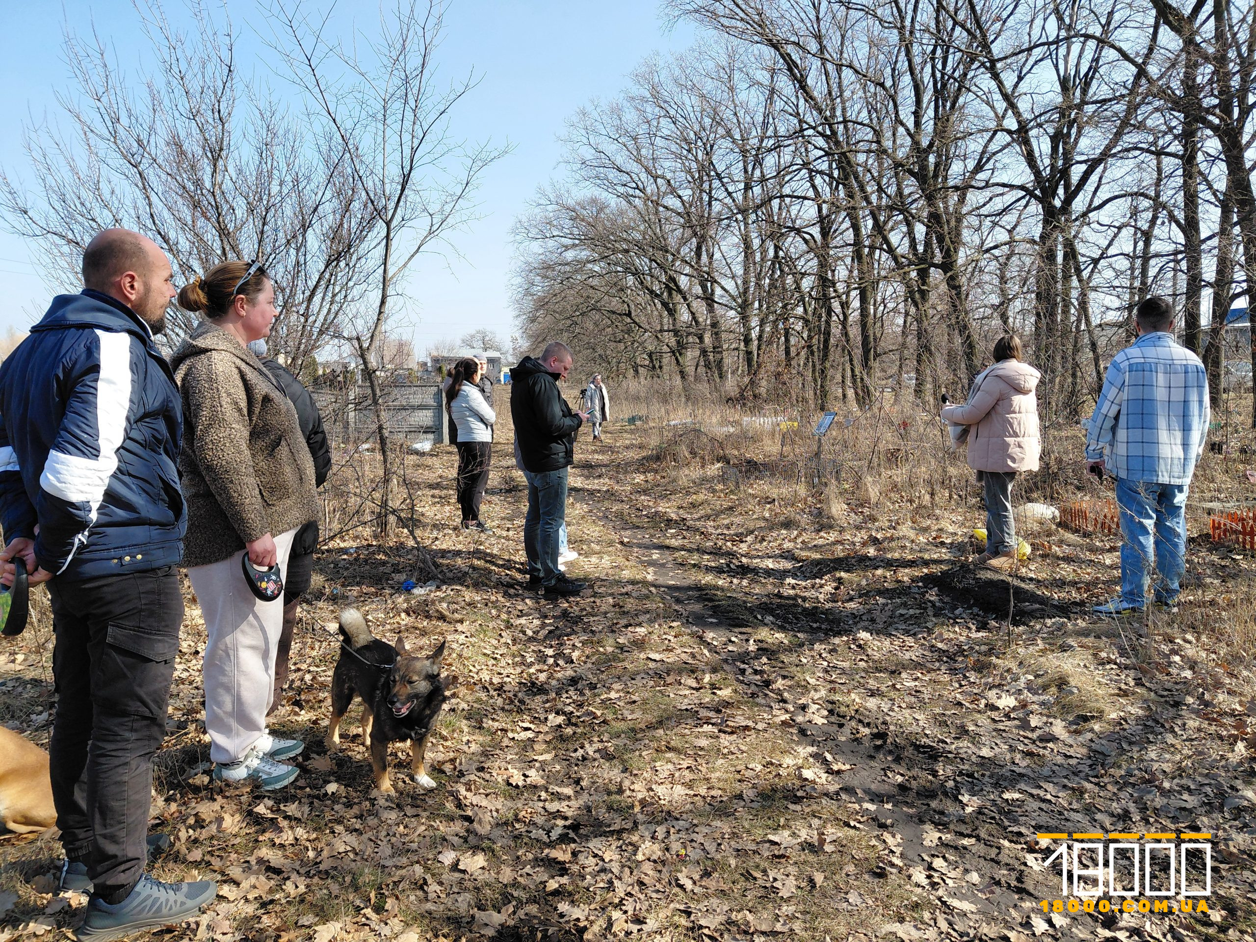 Люди на кладовищі для тварин