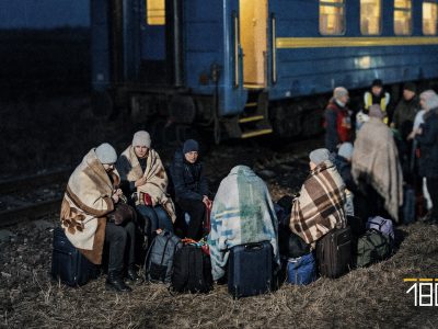 люди біля потяга