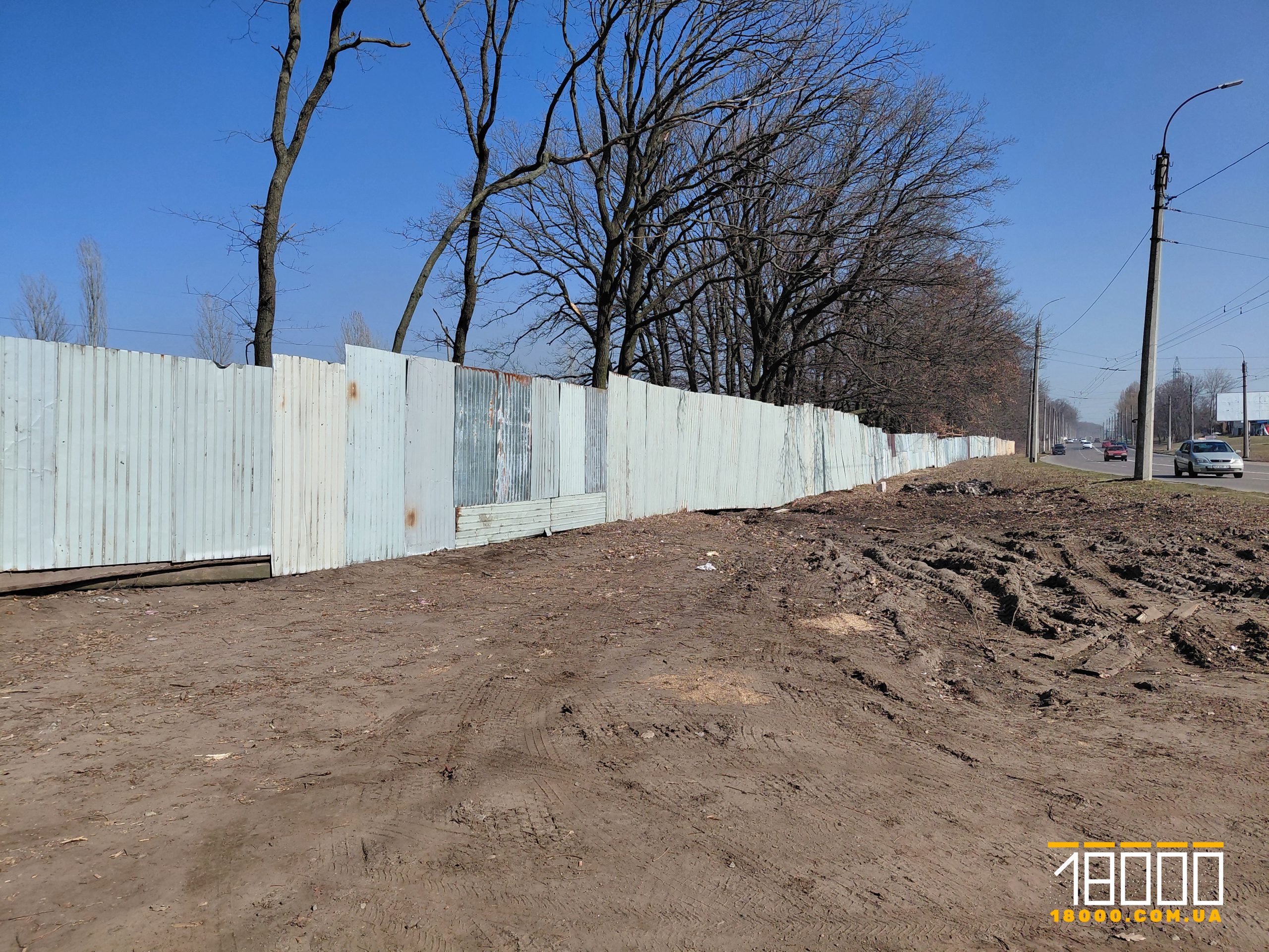 Парка на полі, що налазить на кладовище для тварин