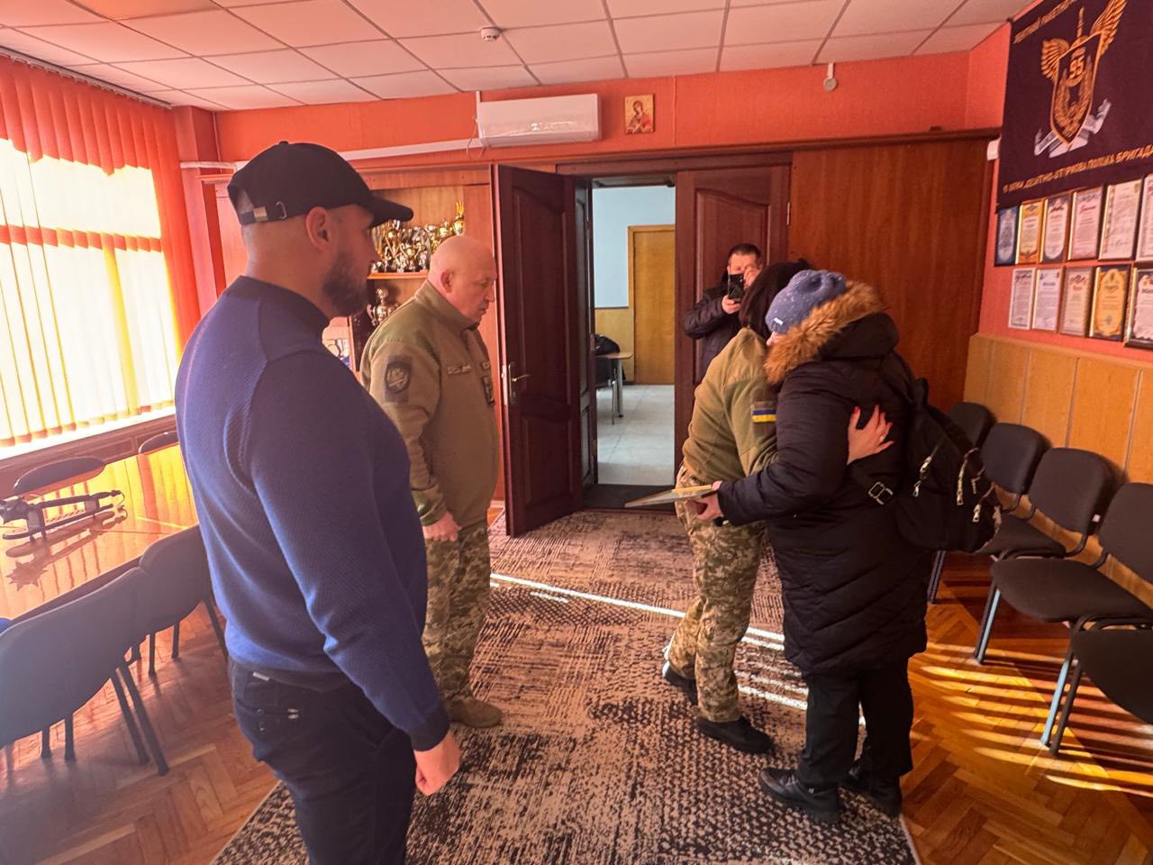 передаюь нагороду